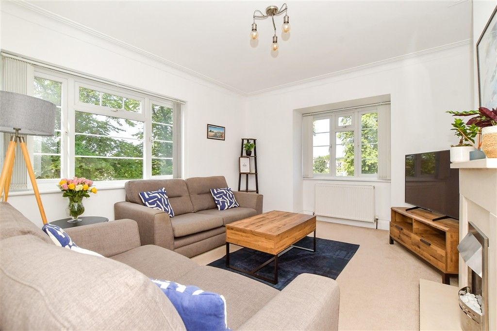 2 bed flat for saleUpminster Road, Hornchurch, Essex RM11