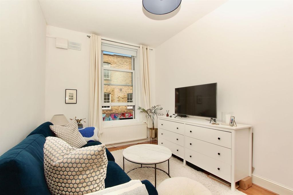 Property photo 2 of 14 Stoke Newington Church Street, N16