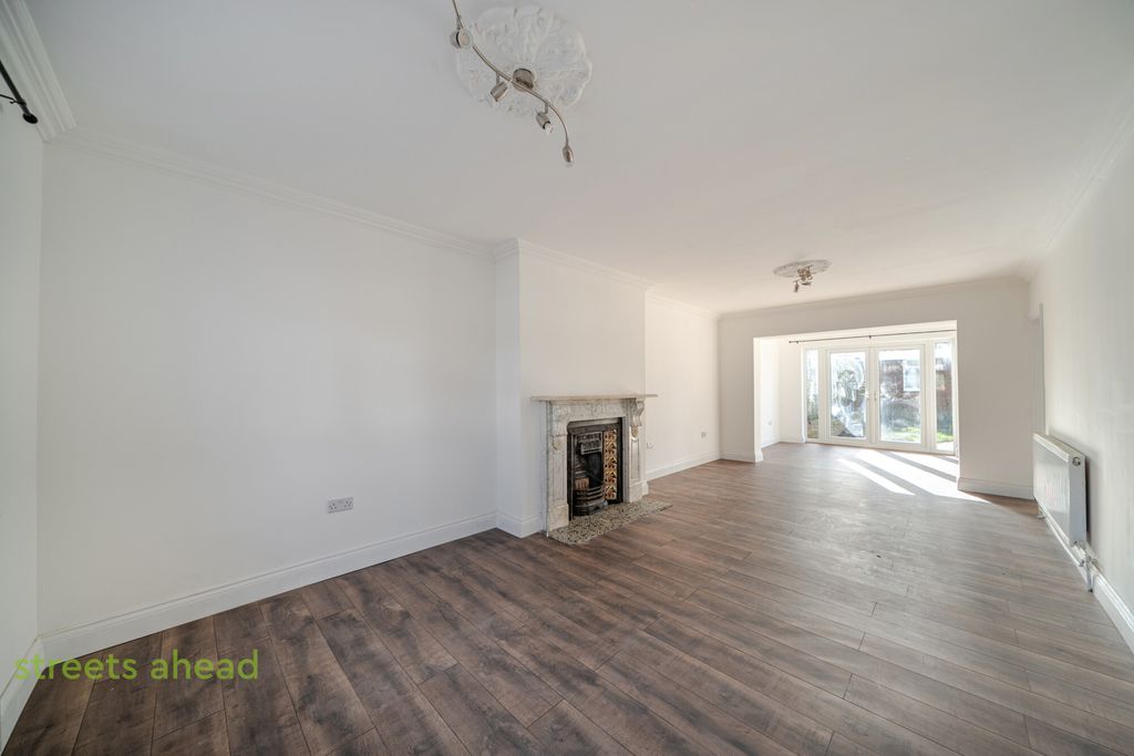 Property photo 2 of 20 E80B6A0d-91c0-4F9...