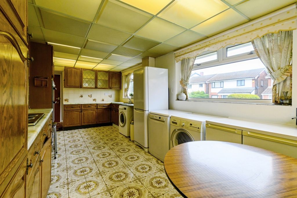 Property photo 3 of 20 Kitchen