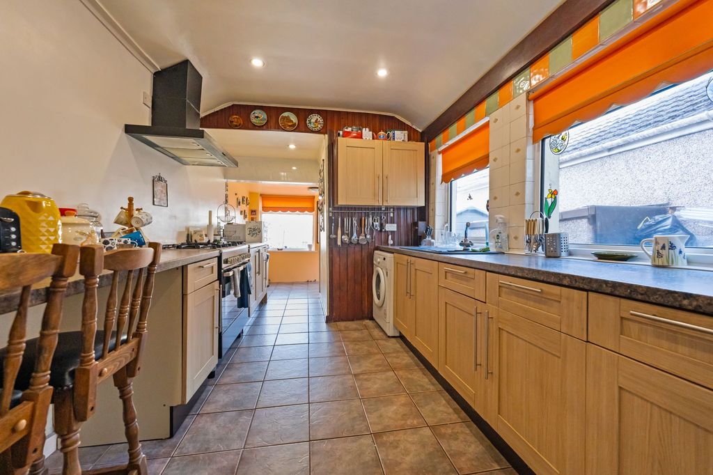 Property photo 2 of 25