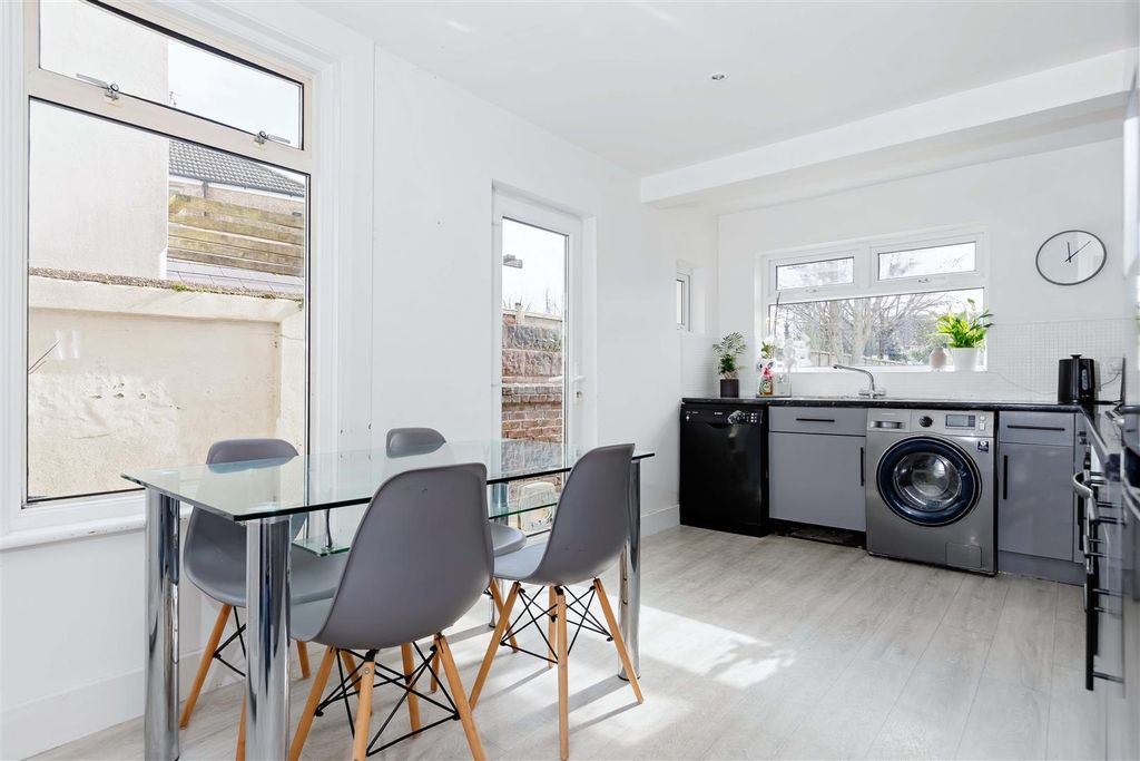 Property photo 2 of 18 Highdown Ave_1.Jpg