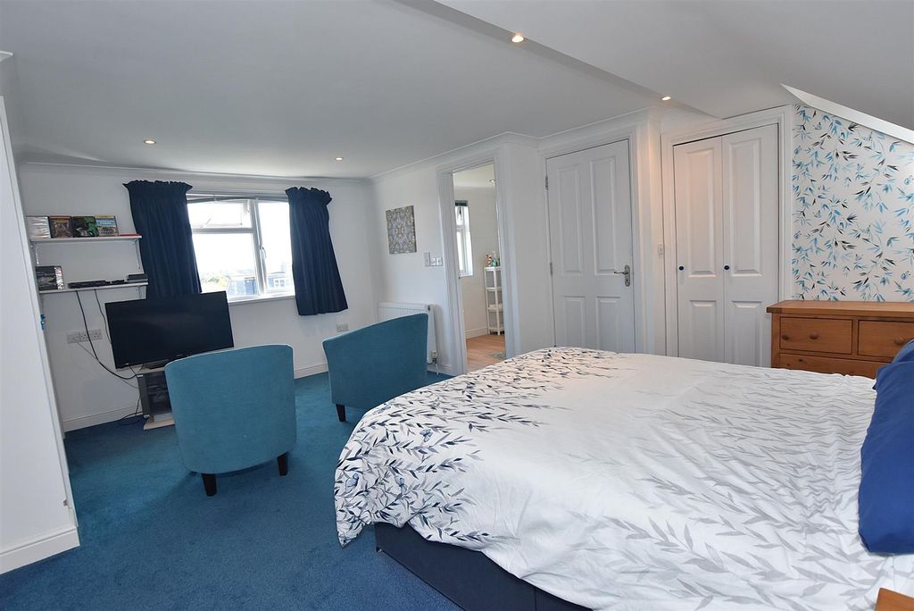 Property photo 3 of 31 Master Bedroom