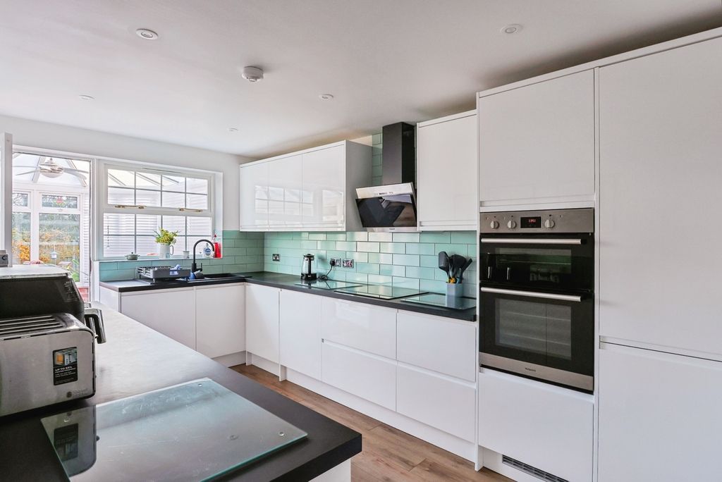 Property photo 3 of 20 Kitchen