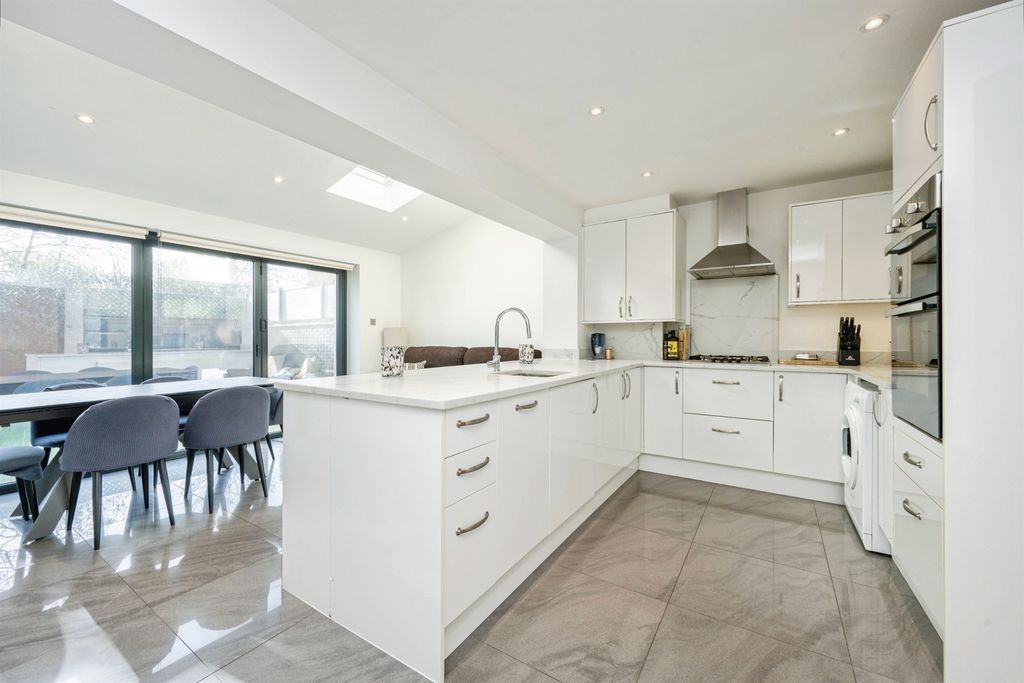 Property photo 3 of 28