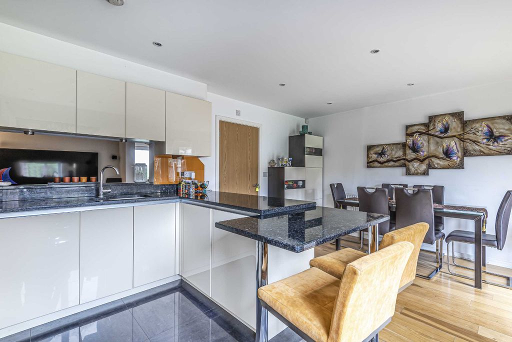 Property photo 2 of 10 Photo