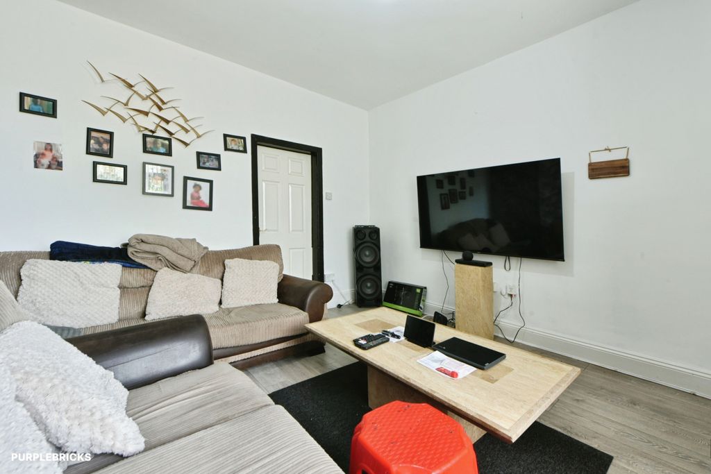 Property photo 2 of 12 Lounge