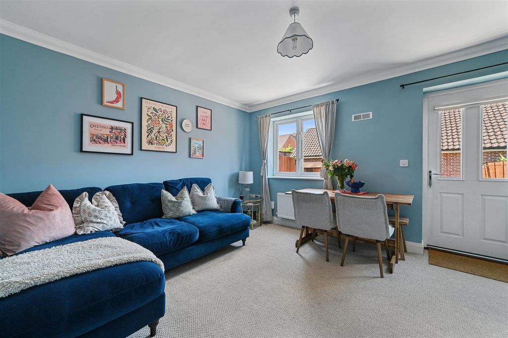 Property photo 3 of 19 Ht-Sheri-22Eastclose-8.Jpg