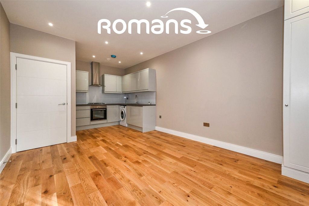 Property photo 3 of 7 Main Room