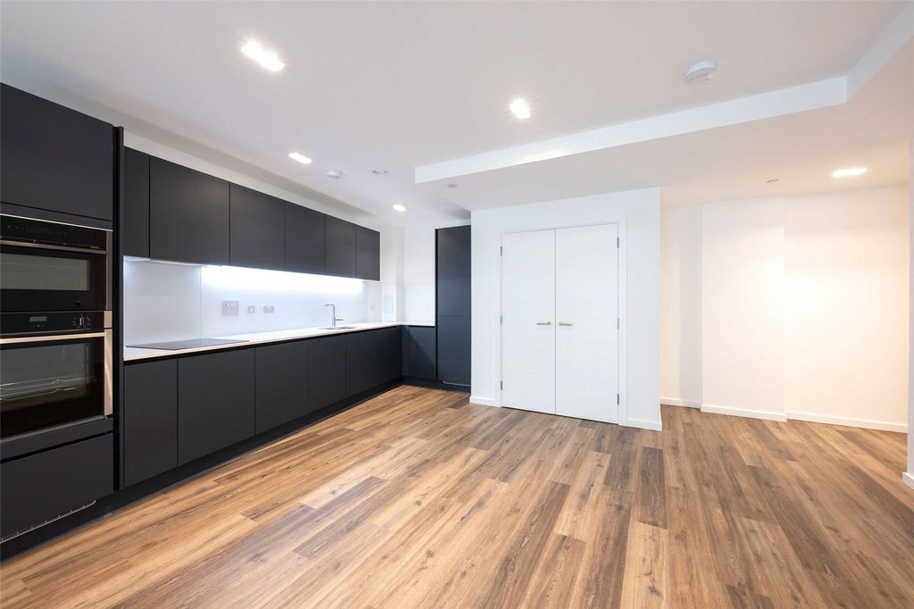 Property photo 2 of 12 Living / Kitchen