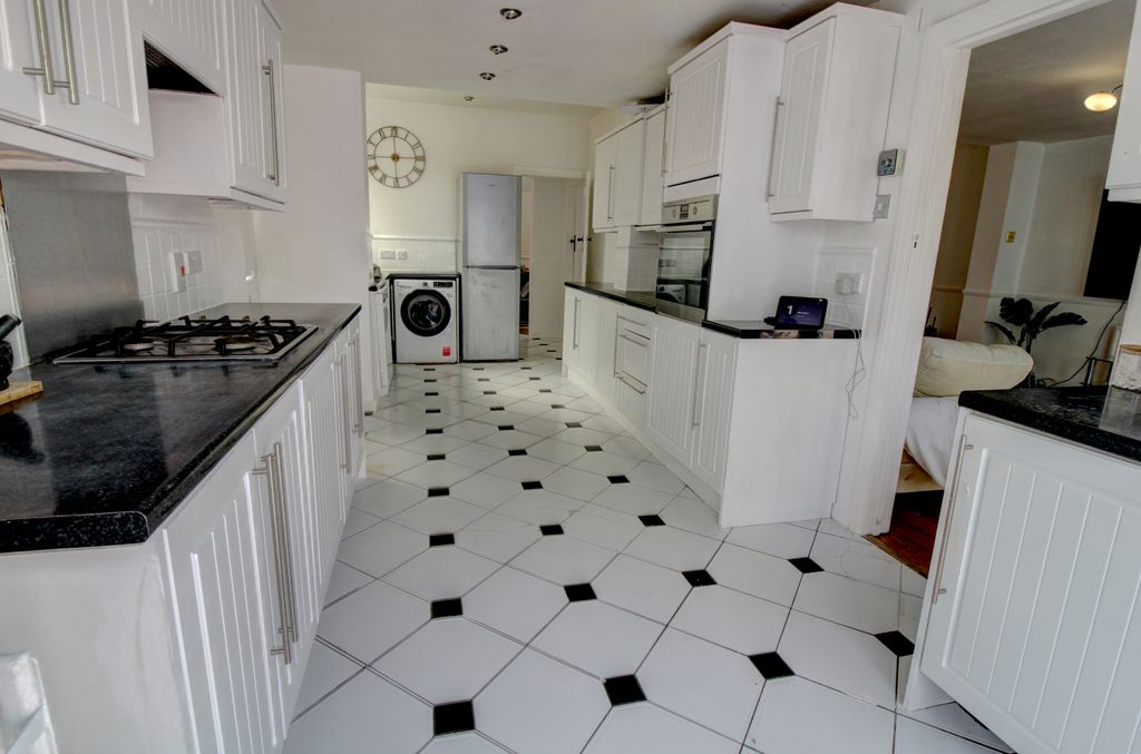 Property photo 2 of 18 Kitchen