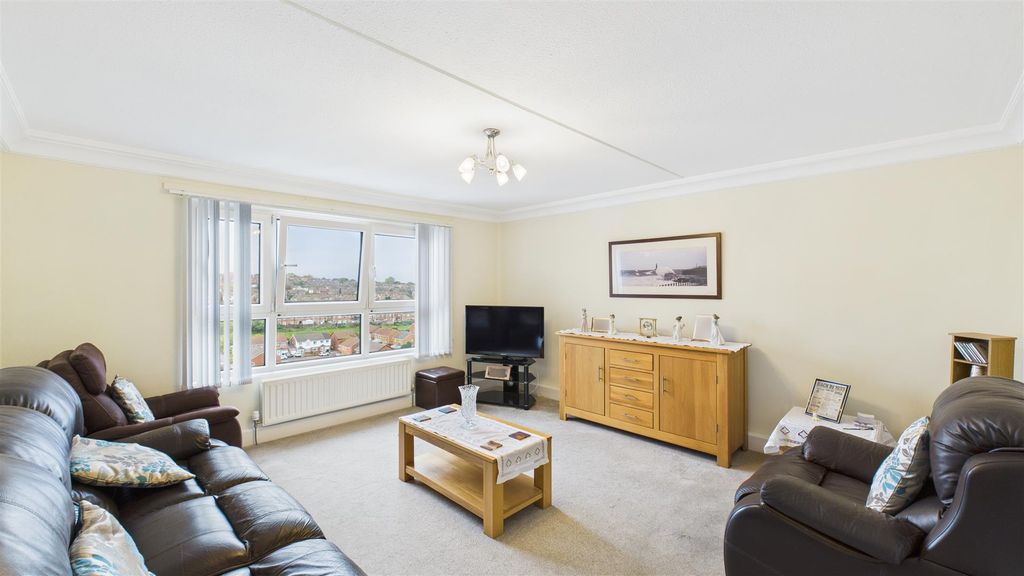 Property photo 3 of 20 Lounge