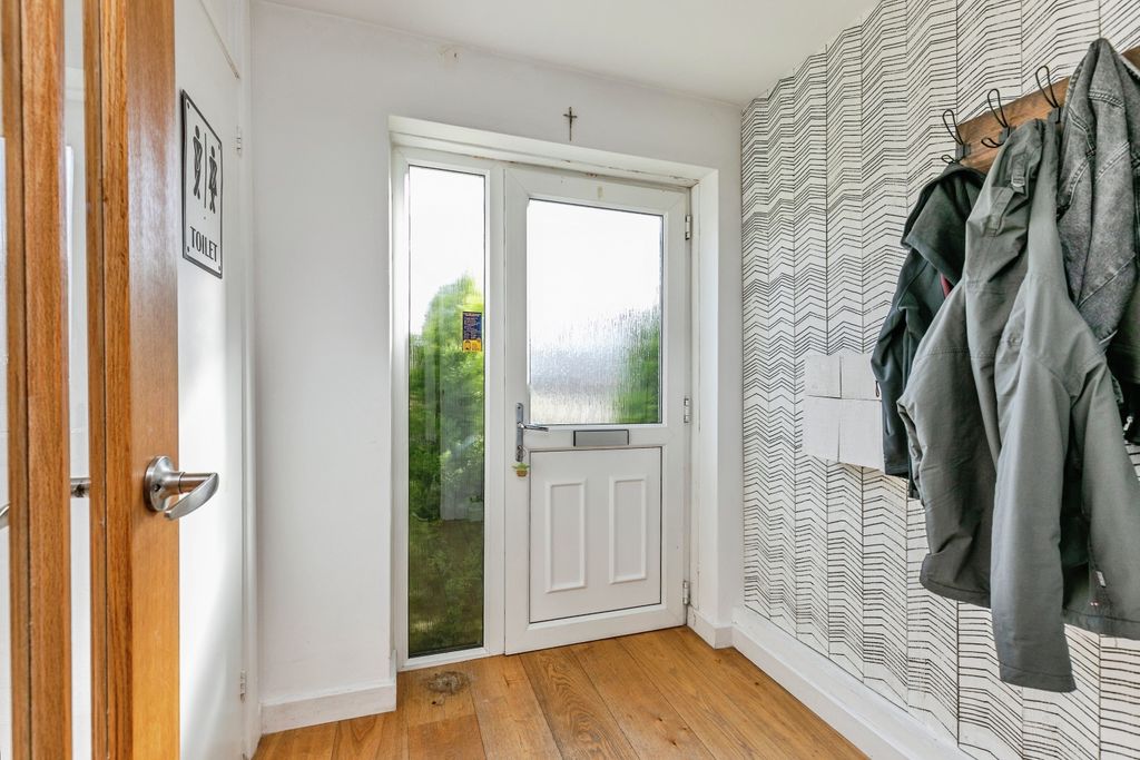 Property photo 2 of 19 Entrance Hall