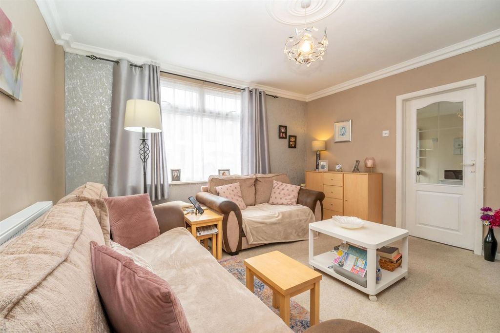 Property photo 3 of 13 Lounge