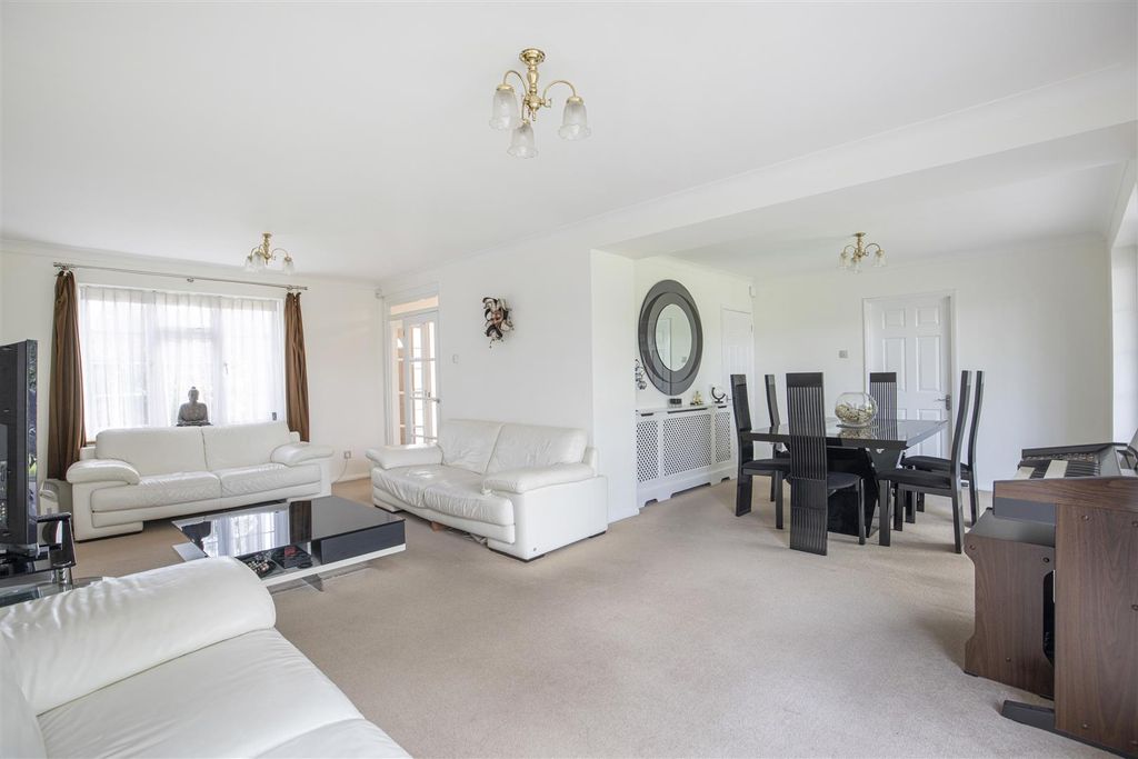Property photo 2 of 18 0204202611_Sbsm _11 Ash Close _Ha7 3Rh_027.Jpg