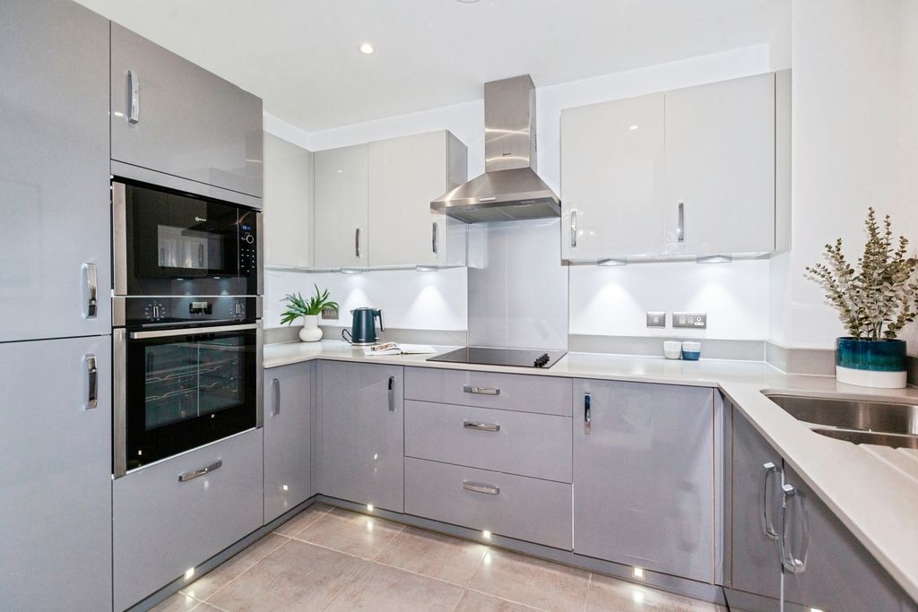 Property photo 2 of 31 Kitchen