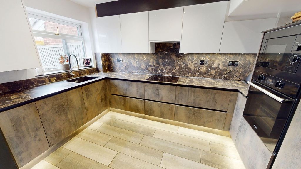 Property photo 2 of 14 Kitchen