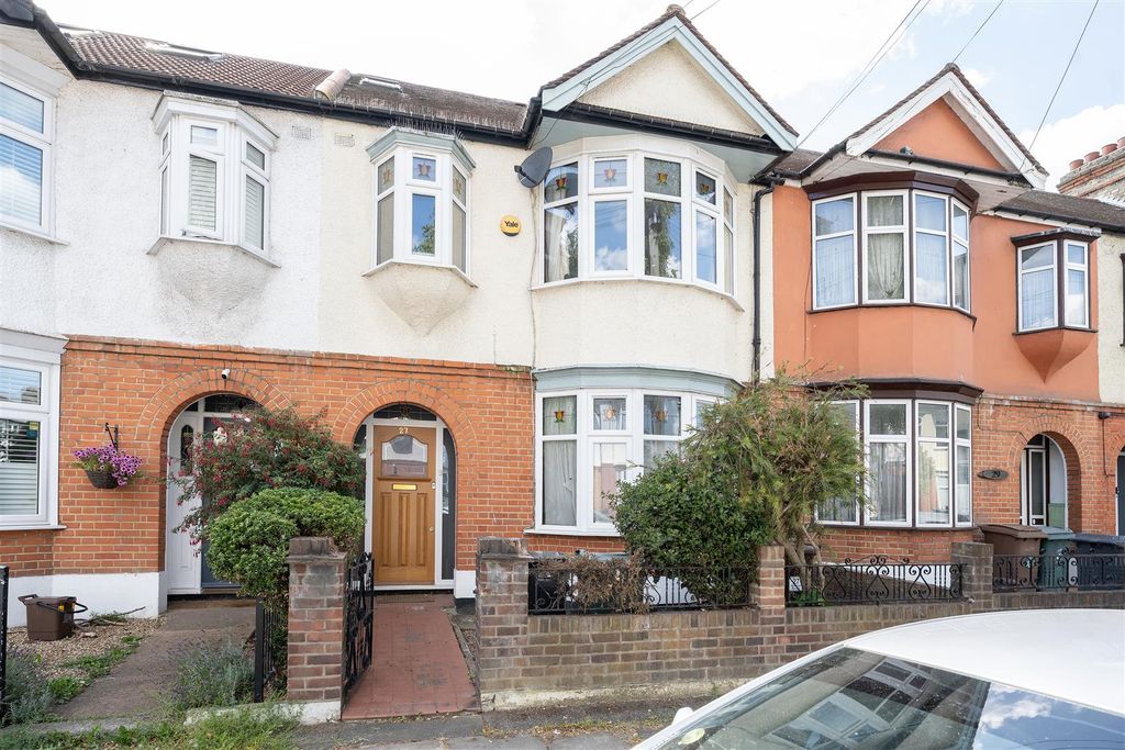 Property photo 1 of 32 Wadham Avenue, E17