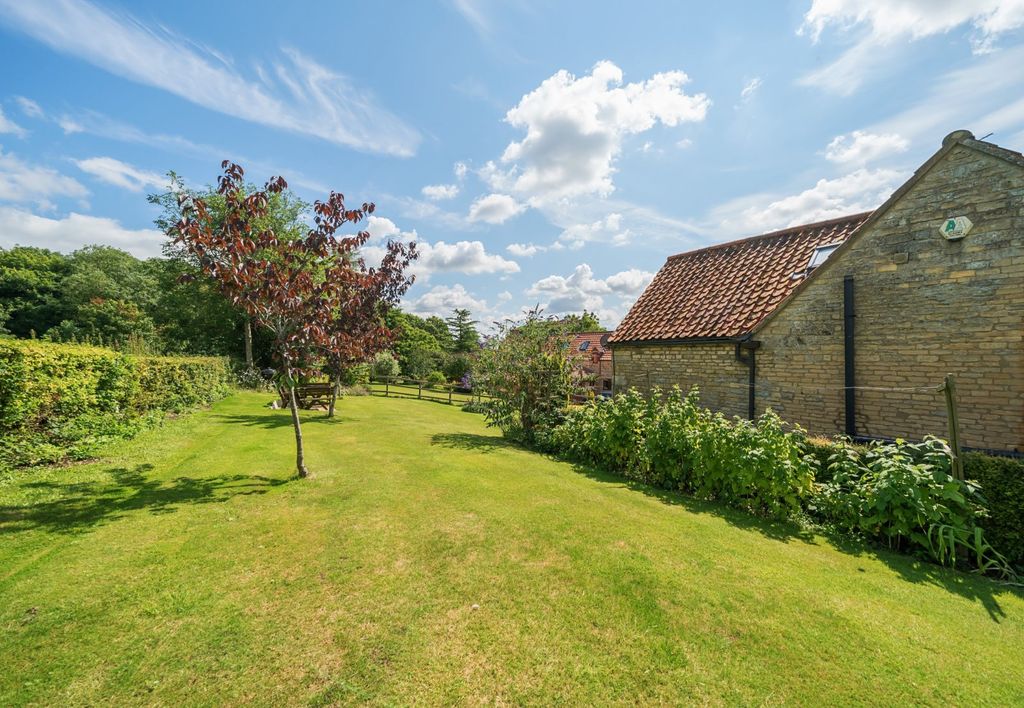 Property photo 2 of 25 Gardens