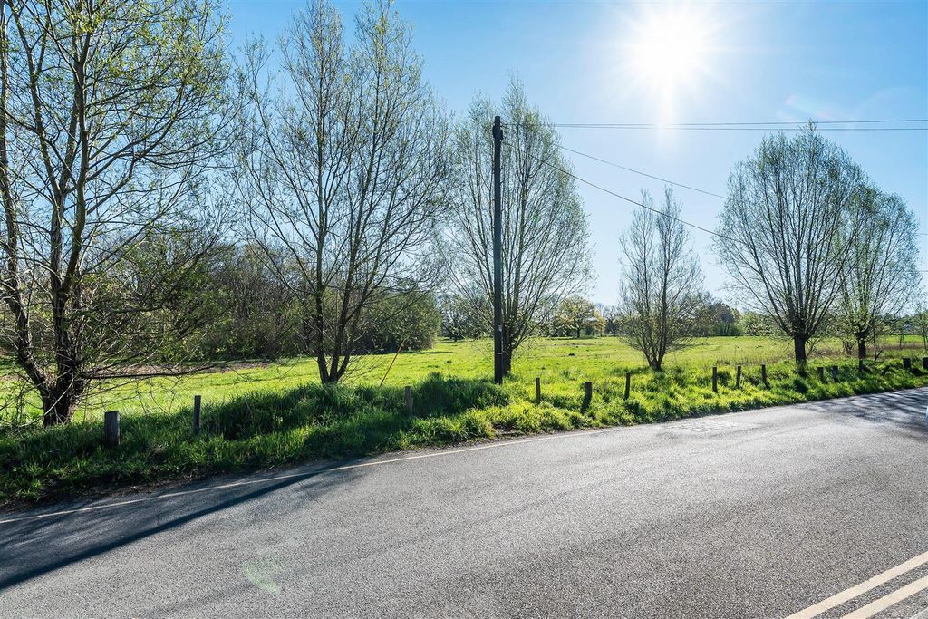 Property photo 3 of 18 7-St-James-Court-3.Jpg