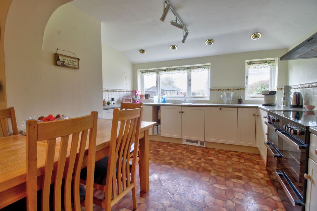 Property photo 3 of 18 Kitchen