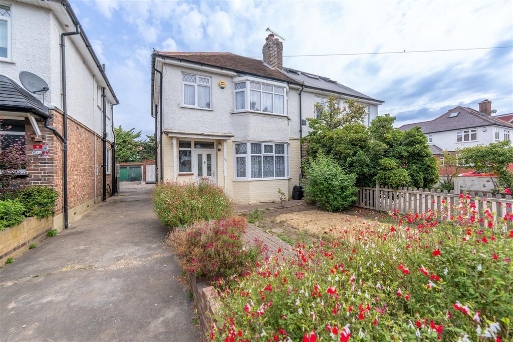 Property photo 1 of 24 98 Central Avenue, Hounslow, Tw3 2Ql-1.Jpg