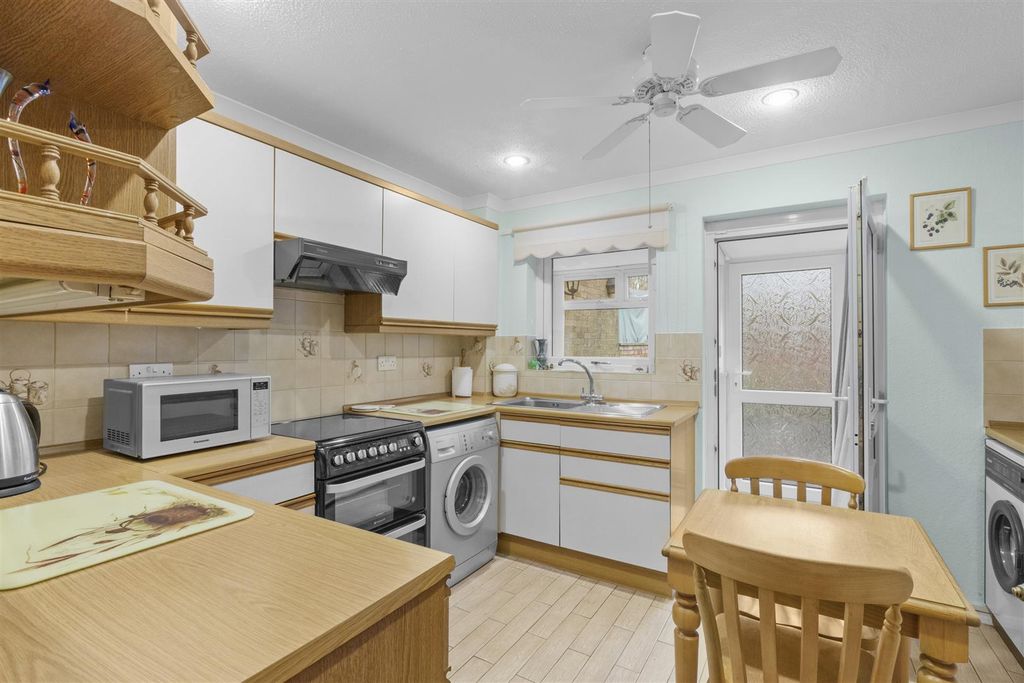 Property photo 3 of 13 149 Hithercroft Rd, Hp13 5Rb-9.Jpg