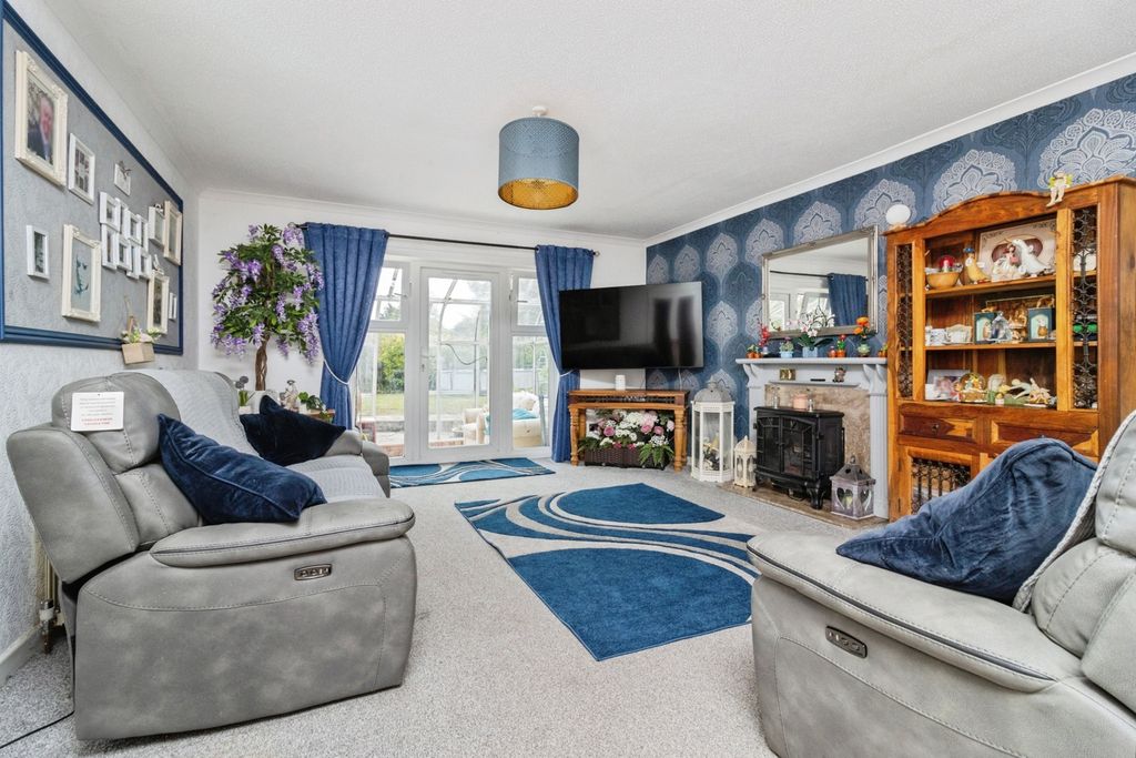 4 bed bungalow for saleThe Coppice, Dawlish, Devon EX7 photo 5