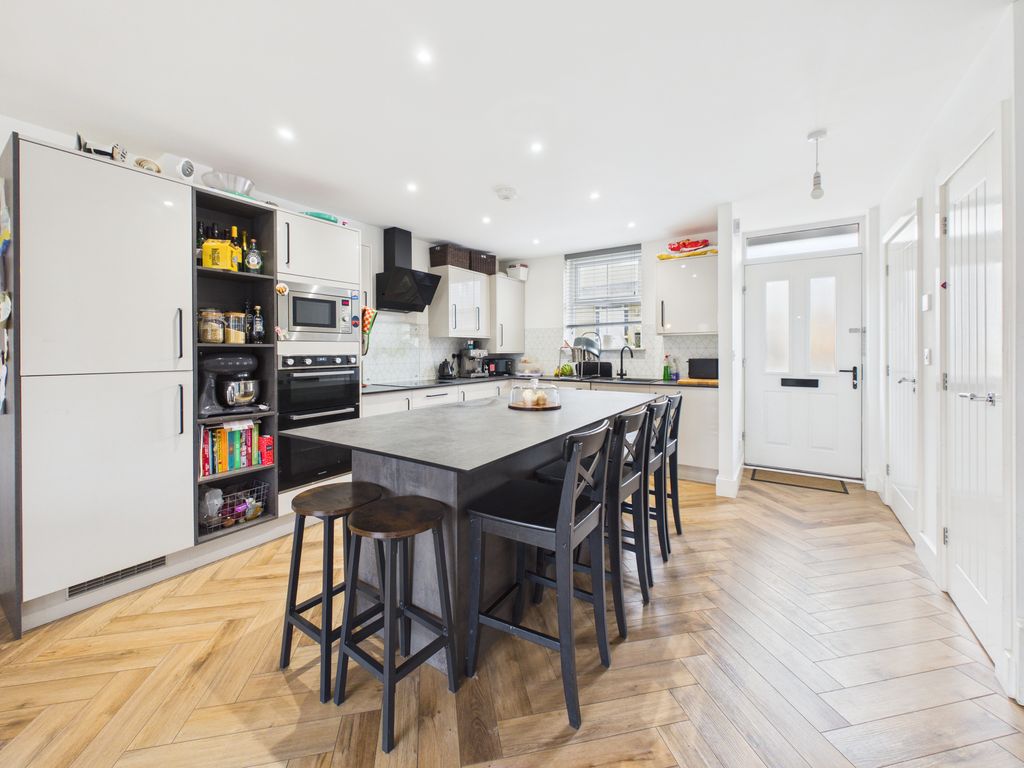 Property photo 3 of 15 Cam05372G0-Pr0131-Still008