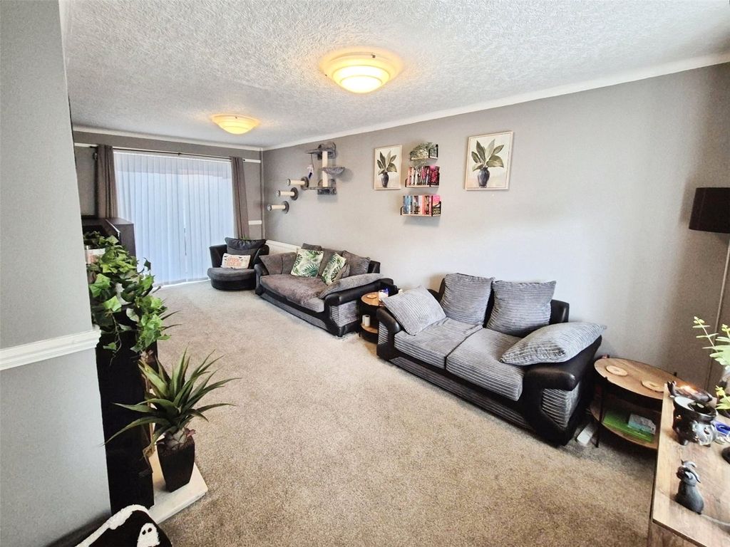 Property photo 3 of 14 Lounge