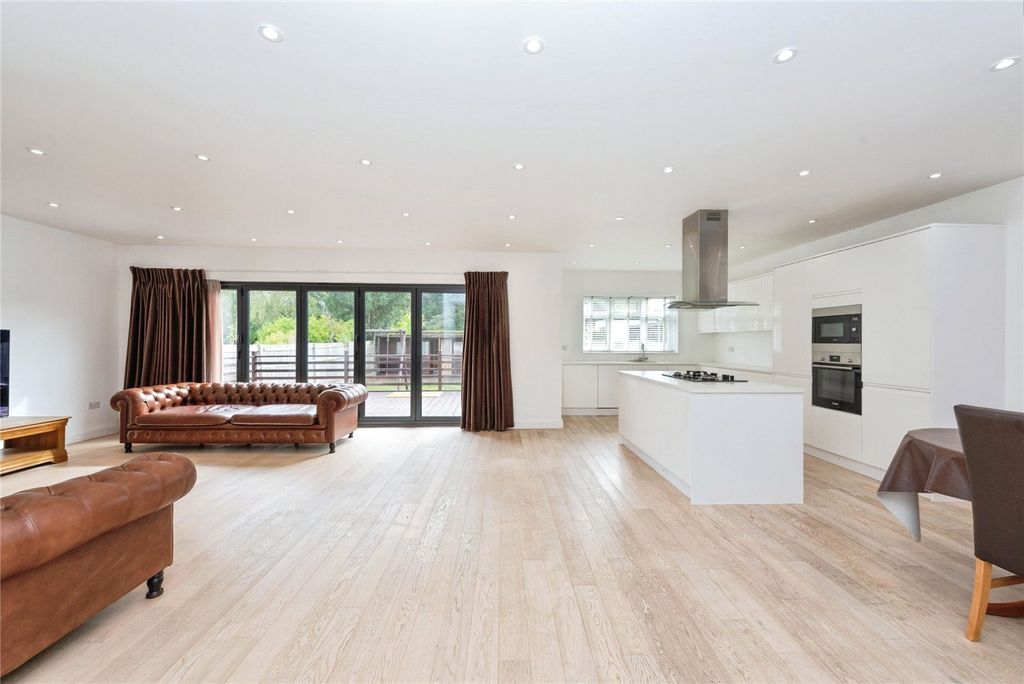 Property photo 2 of 22 Kitchen/Dayroom