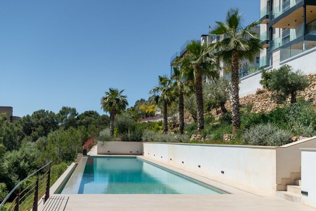 Property photo 1 of 20 Swimming Pool (1)