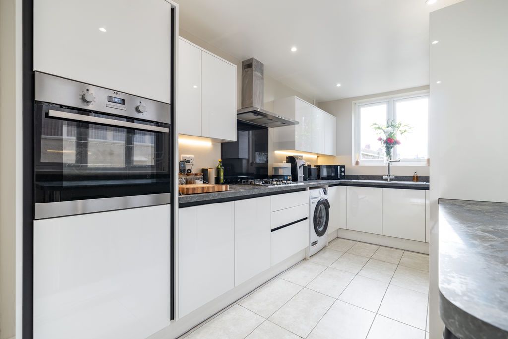 Property photo 2 of 20 Kitchen/Breakfast