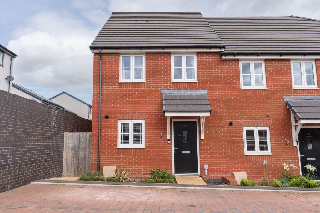 Property photo 2 of 16 10 Shepherd Close Externals-5