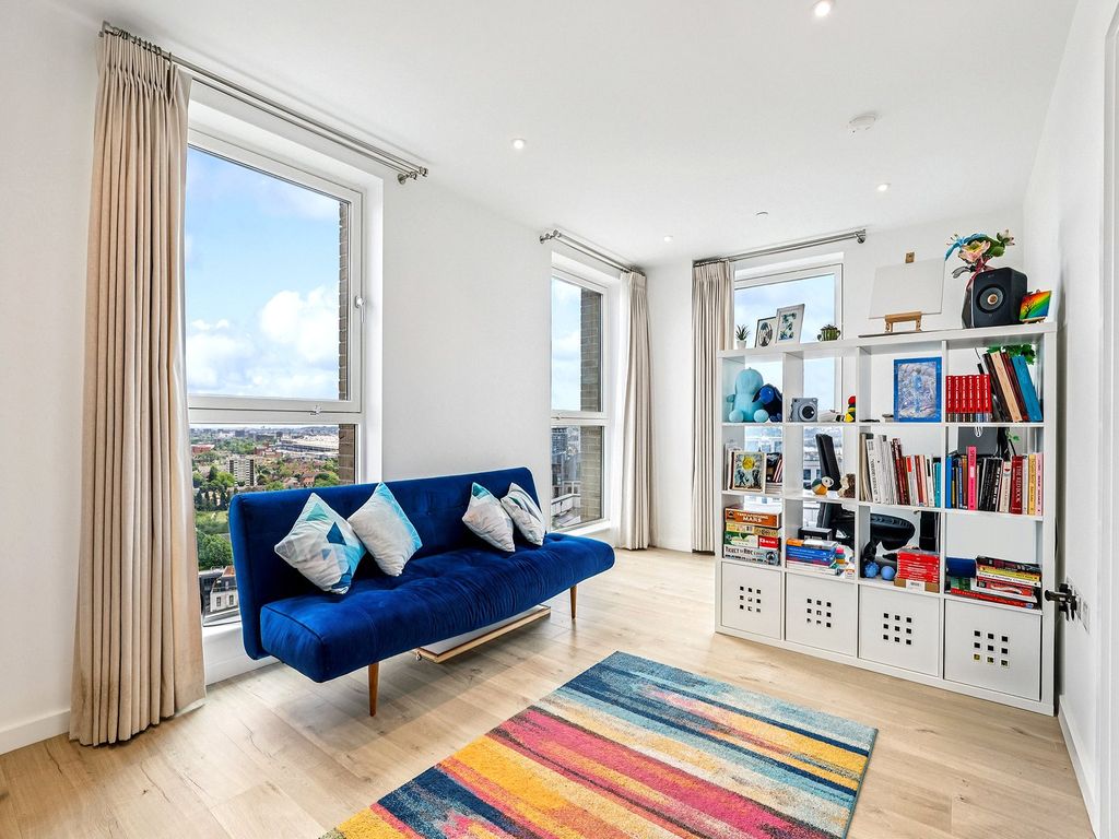 Property photo 1 of 13 Falconbrook Gardens