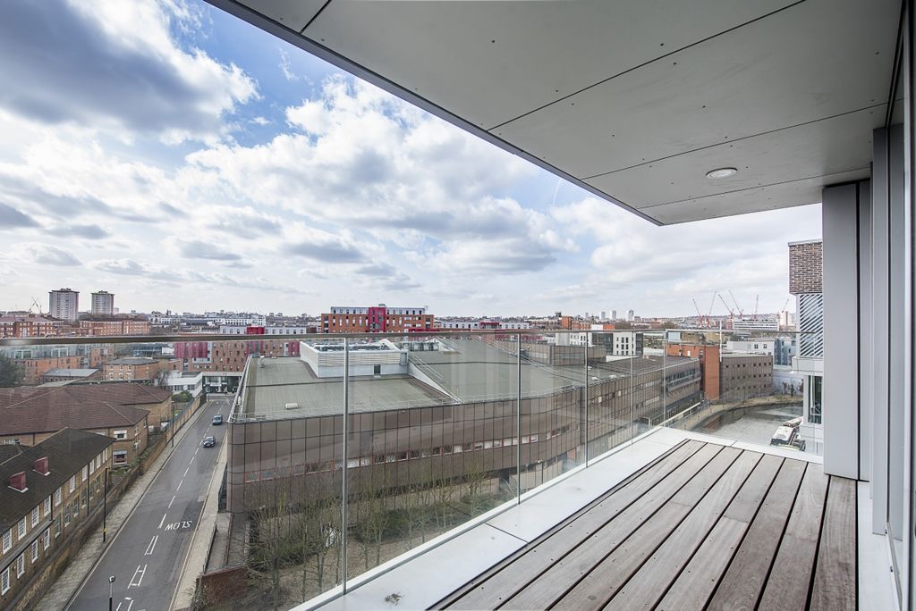 Property photo 3 of 8 Regents Wharf