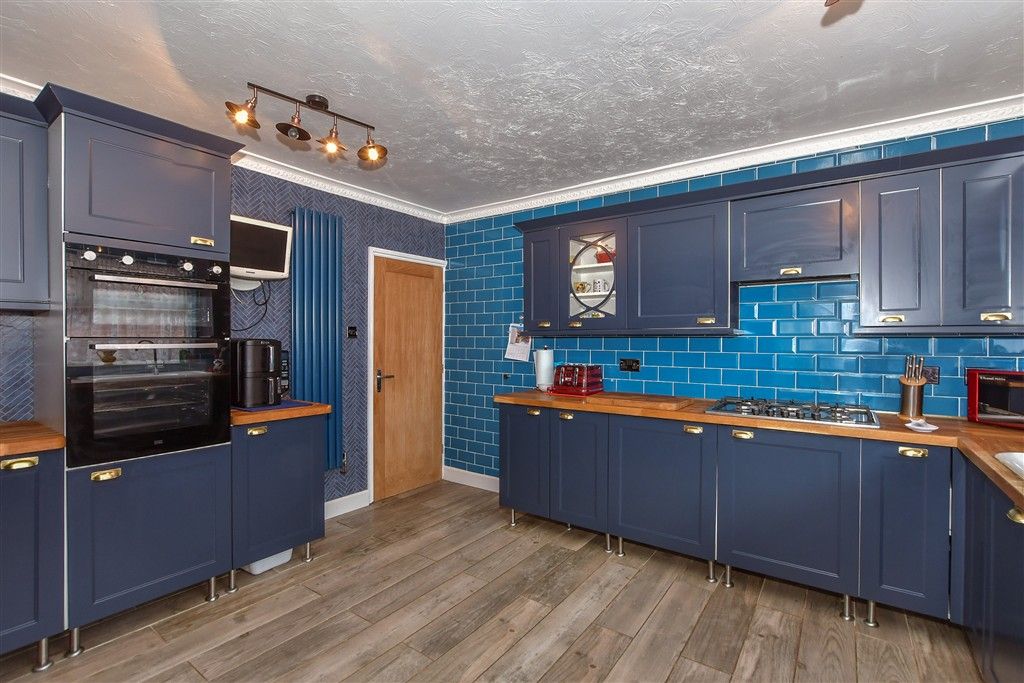 Property photo 1 of 11 Kitchen