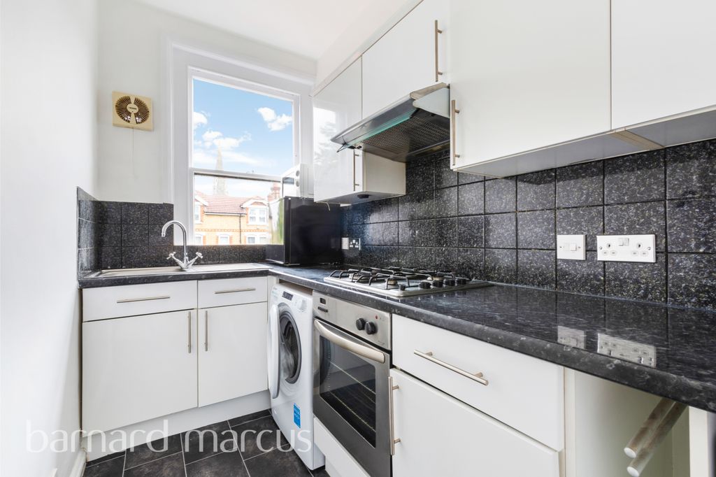 Property photo 2 of 7 Kitchen