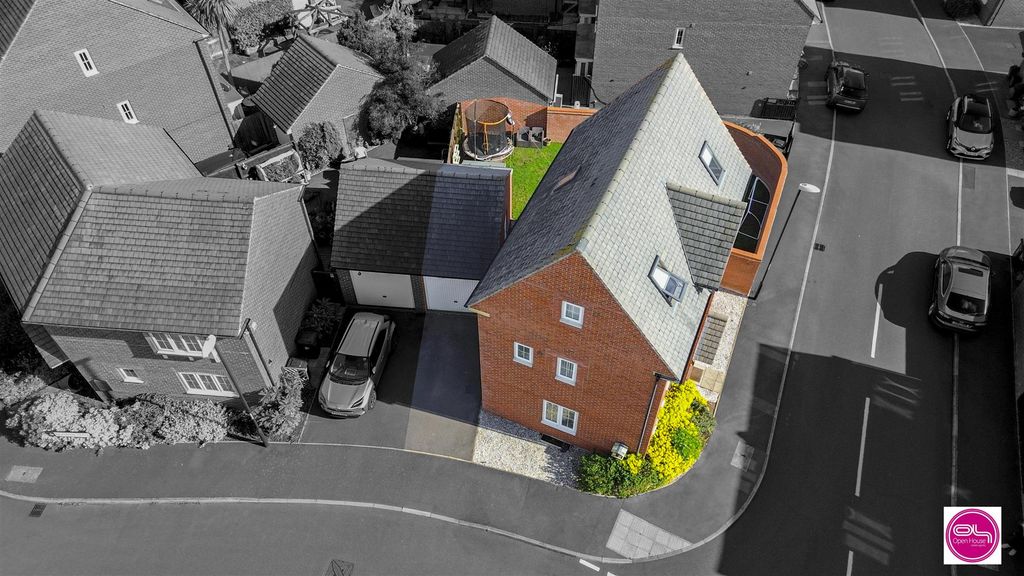 Property photo 3 of 35 Sunderland Close Church Gresley (9).Jpg