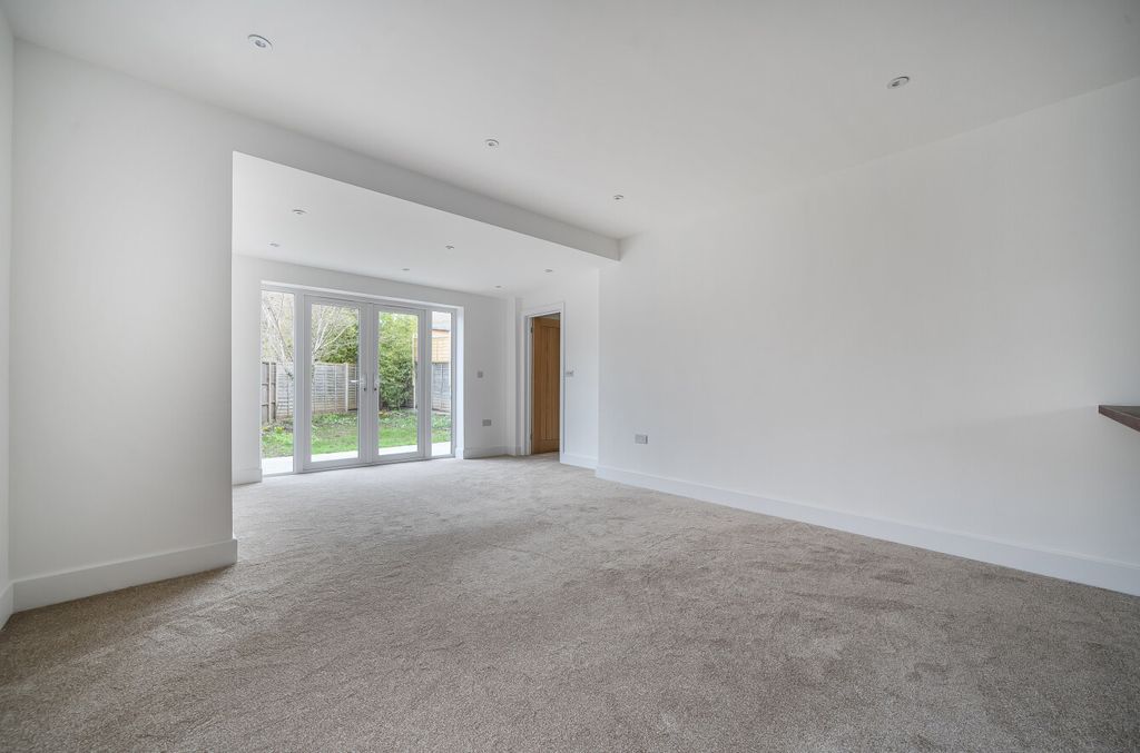 Property photo 3 of 19 1417332-16-6995c8...