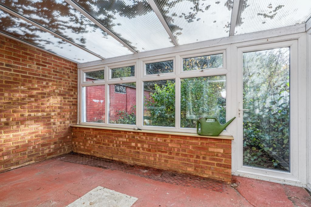 Property photo 3 of 19 5 West Road, Farnborough, Hampshire, Gu14 8Ez