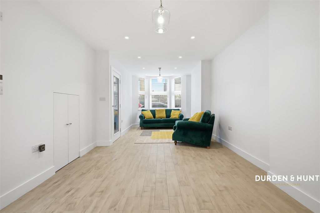 Property photo 2 of 27 Mansfield Road