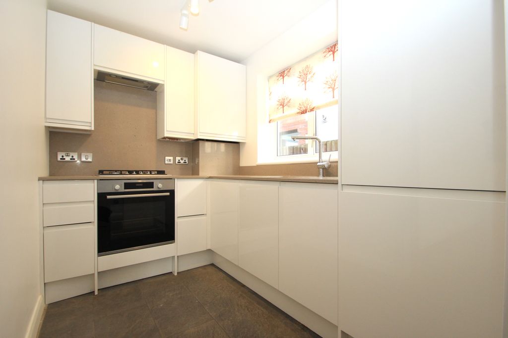 Property photo 3 of 11 24 Vicarage Road Kitchen