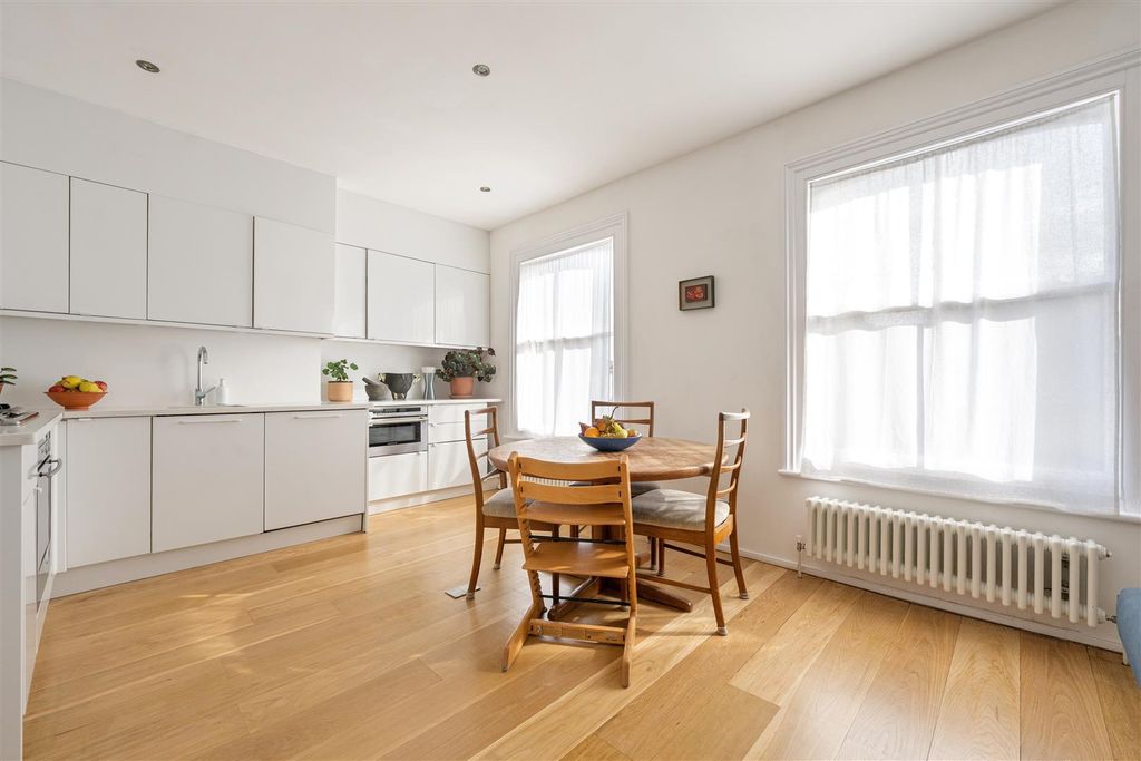 Property photo 2 of 19 Colvestone Crescent, E8