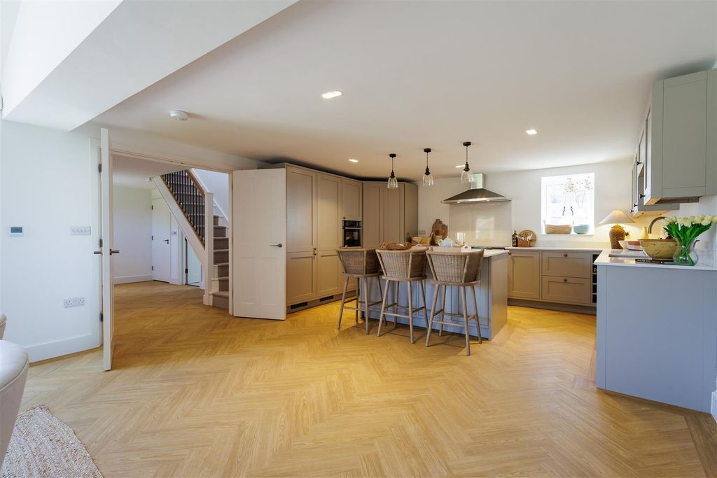 Property photo 2 of 19 Kitchen