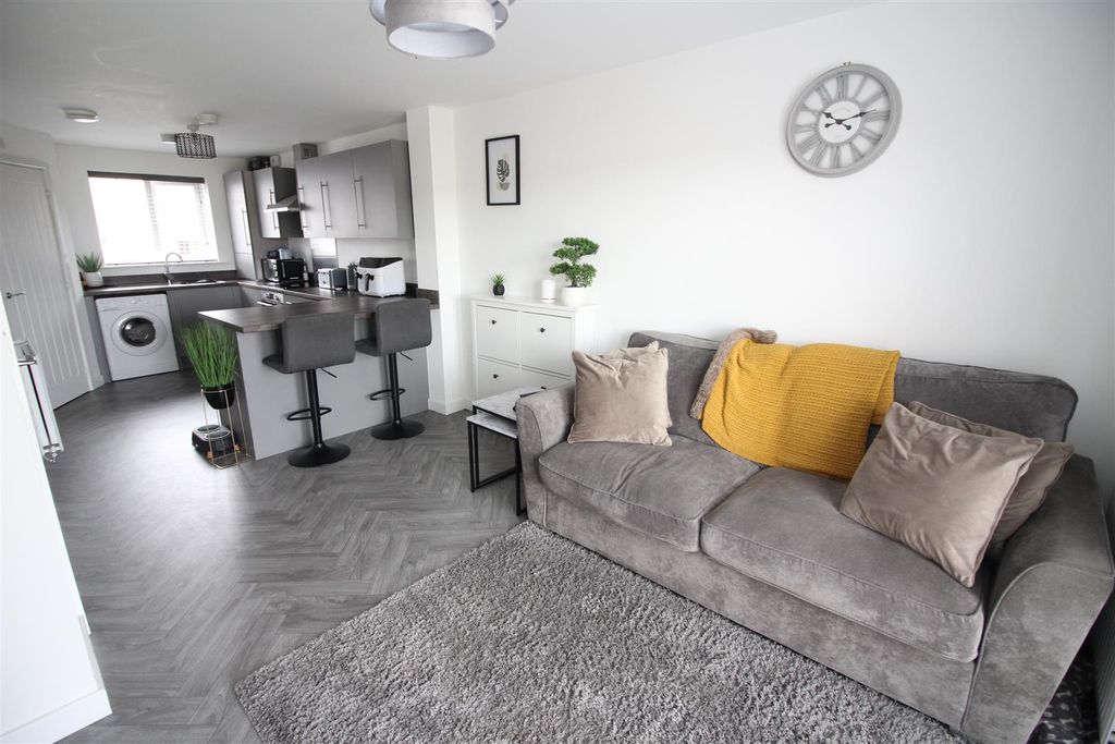 Property photo 2 of 14 Lounge/Fitted Kitchen