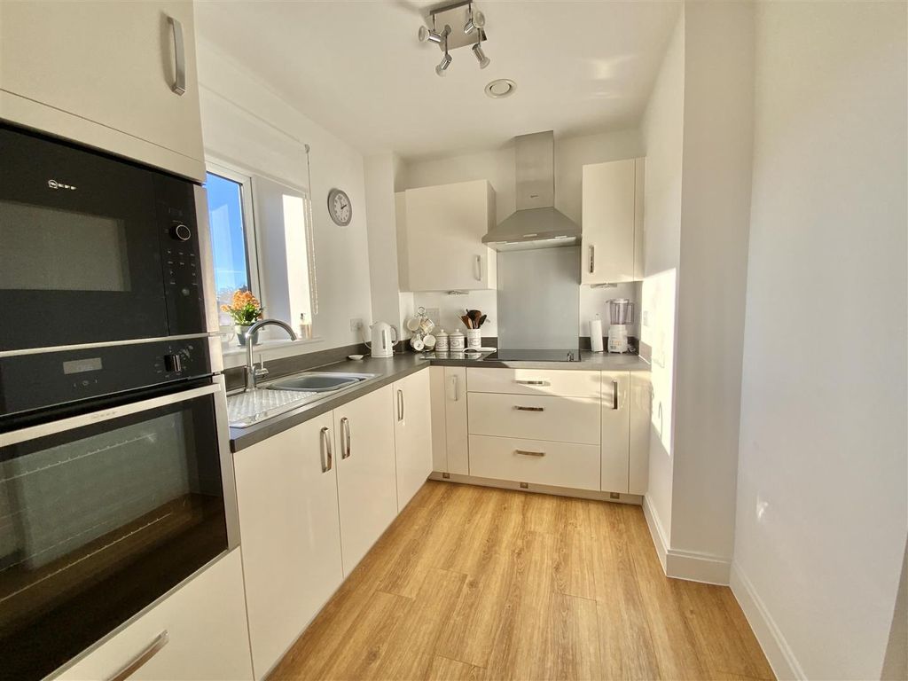 Property photo 2 of 8 Kitchen