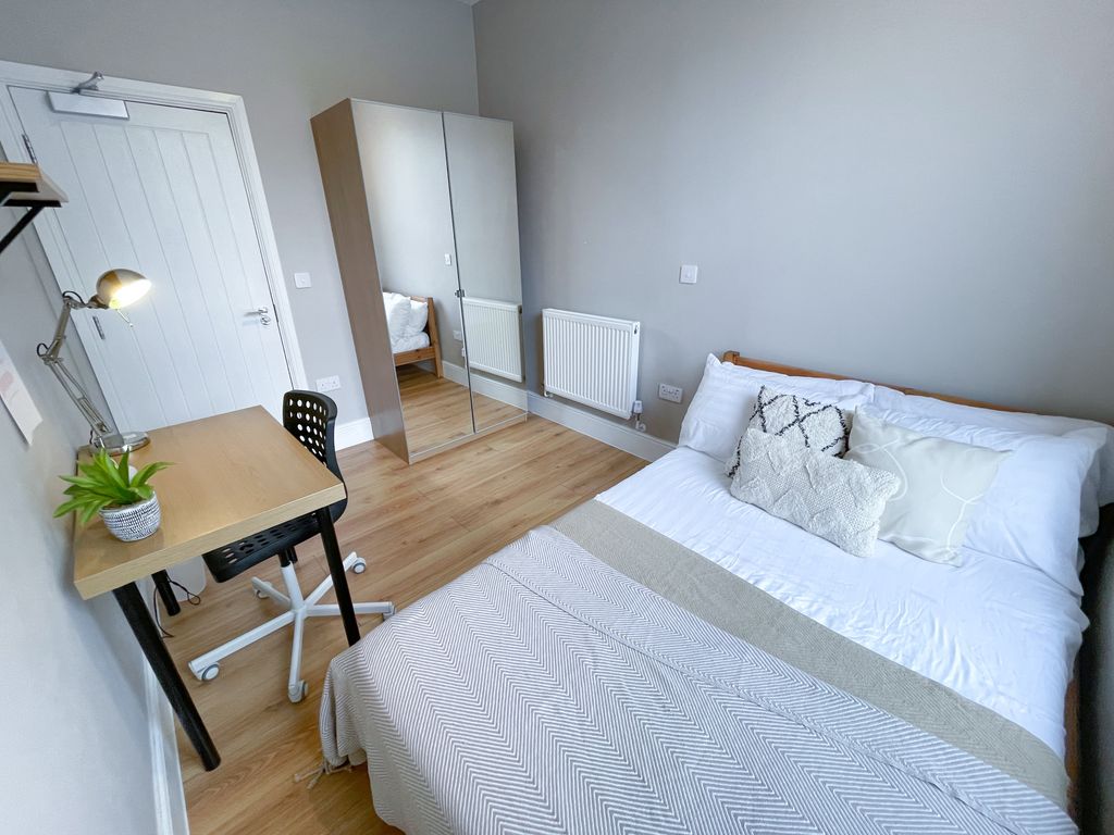 Property photo 3 of 8 2, 43A Hardman Street-36