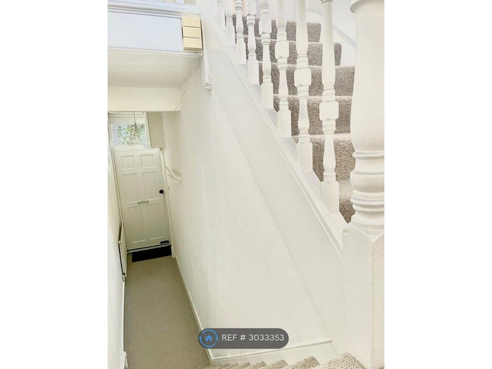 Property photo 2 of 8 Entrance Hall