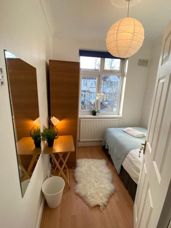 Property photo 2 of 14 Room 5- £635 Available Now